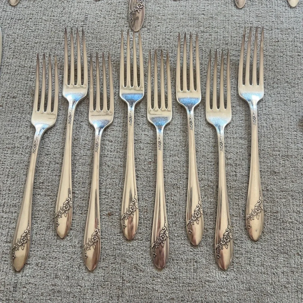 Oneida Community Tudor Plate Queen Bess II Silverware 58 pc Flatware Svc for 8